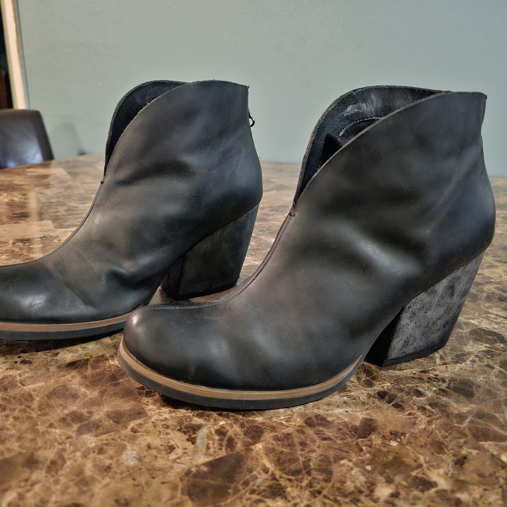 Korks Shamira Womens‎ Size 9 Black Boots Leather Ankle Booties Stylish Zip Up - Picture 4 of 11